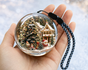Crystal Ball Video Player - Tenu dans une main, scène de Noël avec Père Noël